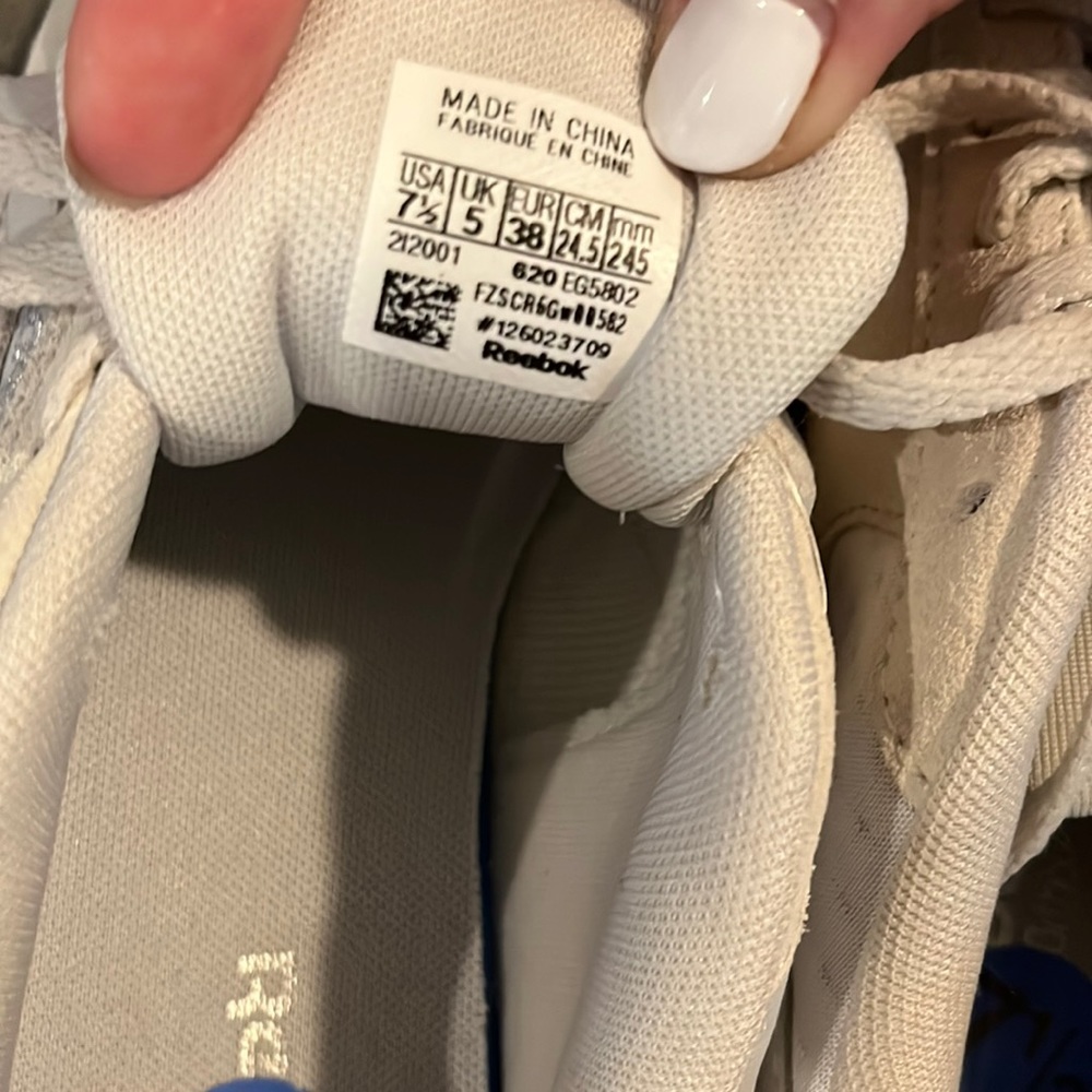 Woman’s Reebok Classics - Picture 6 of 6